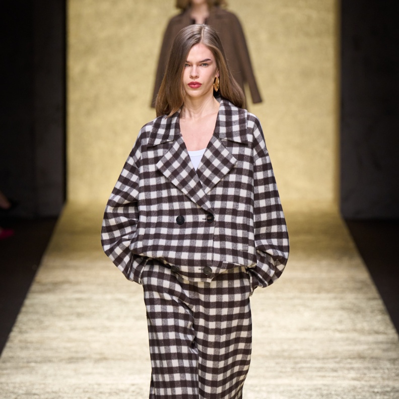 البني مع الكارو موضة أنيقة وأساسية في خزانتك هذا الموسم