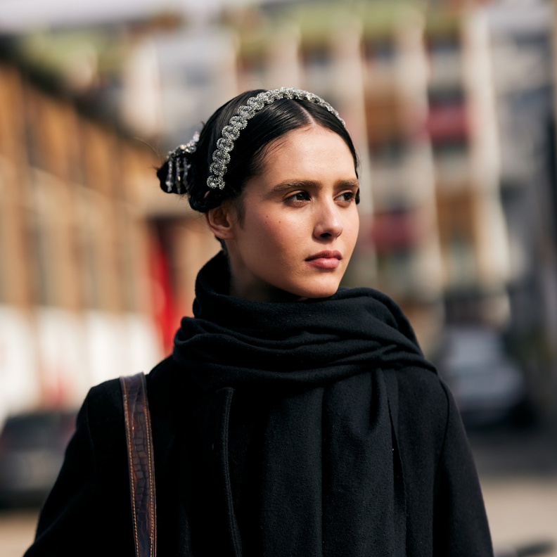 أكسسوارات الرأس في إطلالة من street style