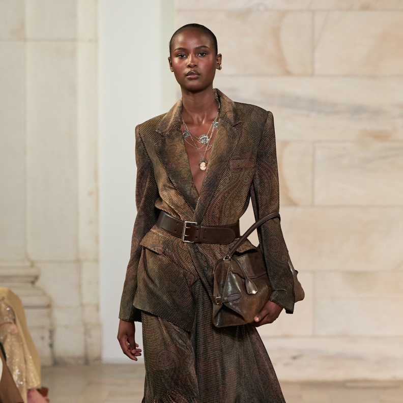 تنسيق التنورة الطويلة بأسلوب Ralph Lauren