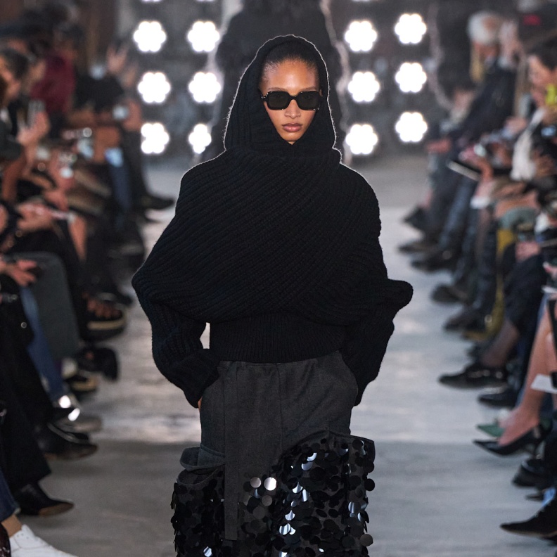 أبرز 4 طرق لتنسيق الـSweater مع السروال بأسلوب Sacai