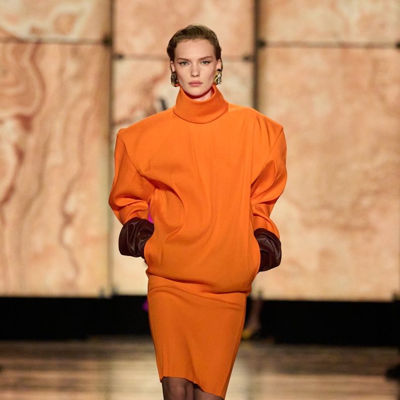 فساتن باللون المرجاني يشكّل ثورة في عالم الموضة