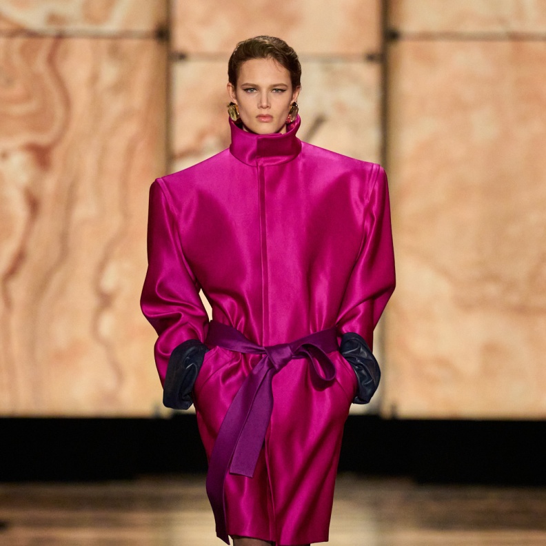 صيحة الساتان في شتاء 2025 بأسلوب Saint Laurent