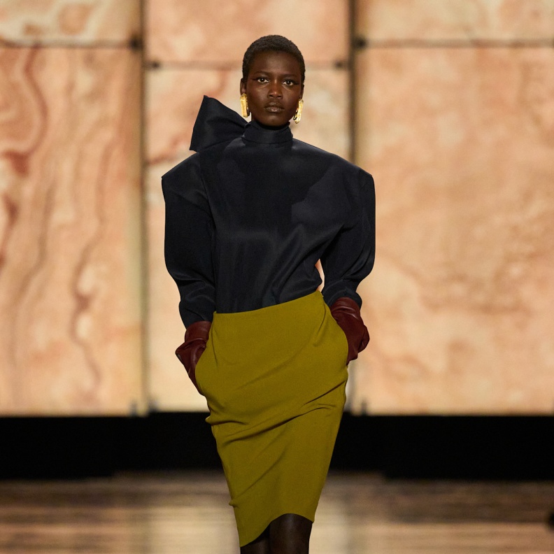 إطلالة بألوان العلم الإماراتي من SAint Laurent