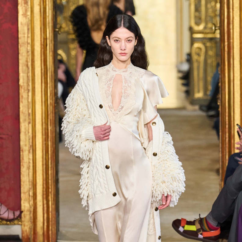 مايا عون  فستان السليب الطويل يعود هذا الموسم بتفصيل ينبض أنوثة