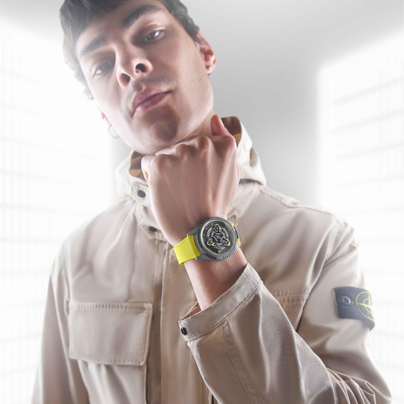 UR-FREAK ذراع نشطة تنزلق بجانب مقياس الدقائق لتعرض الوقت