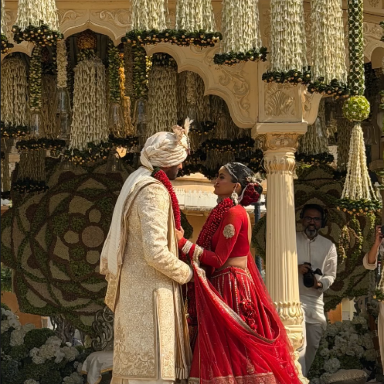 نيترا مانتينا مع عريسها