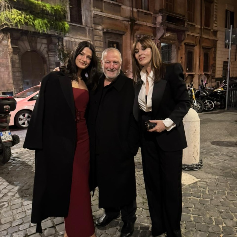 صور وفيديو.. محاور المشاهير عدنان الكاتب مع النجوم مونيكا بيلوتشي وتارا عماد ورامي مالك في معرض كارتييه في روما