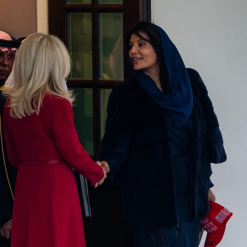 خاص "هي": الأميرة ريما بنت بندر تتألق في البيت الأبيض بحقيبة سعودية فنية من Kayanee بالتعاون مع نورة سحمان