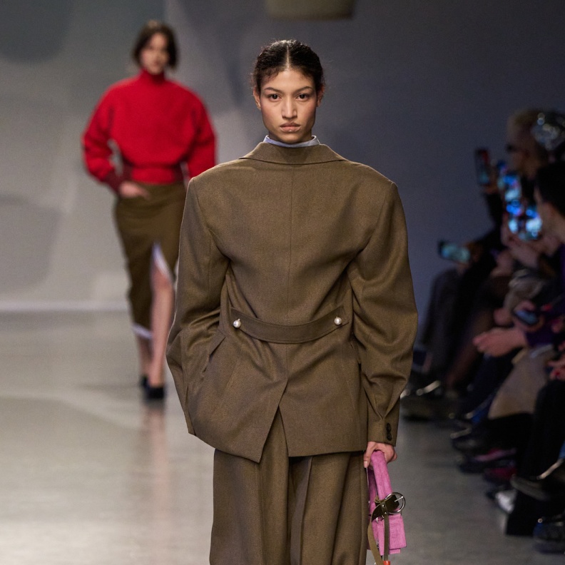 جرأة اللون البني الشوكولا مع البناطيل تخطف الأنظار