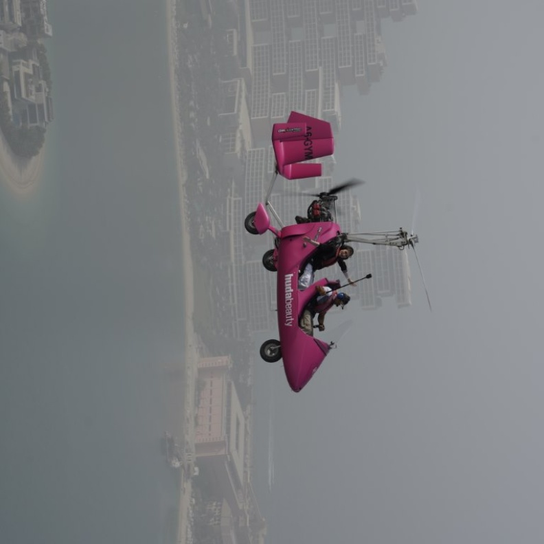 هدى بيوتي تختبر بخاخ التثبيت الجديد في السماء بالتعاون مع “سكاي دايف دبي”