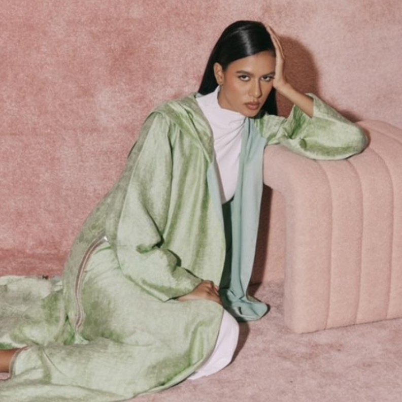 5 مصمّمات سعوديات يُعدن صياغة العباءة كقطعة تتجاوز الزمن والاتجاهات