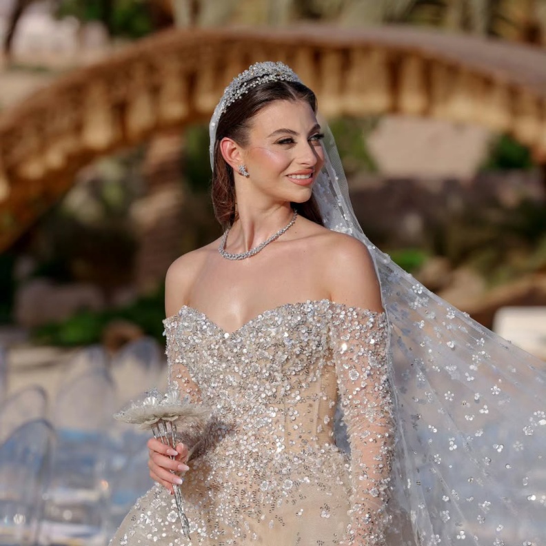 باقة من الأحجار والكريستال المميزة لعروس 2025