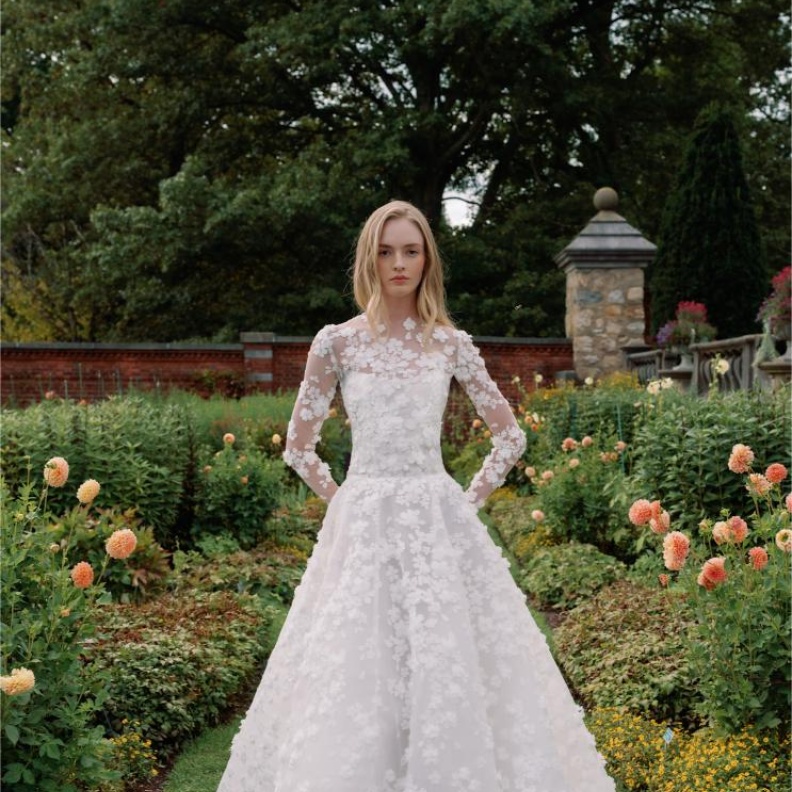 تطريزات الدانتيل الفاخرة احتضنت عروس ساريه نوري