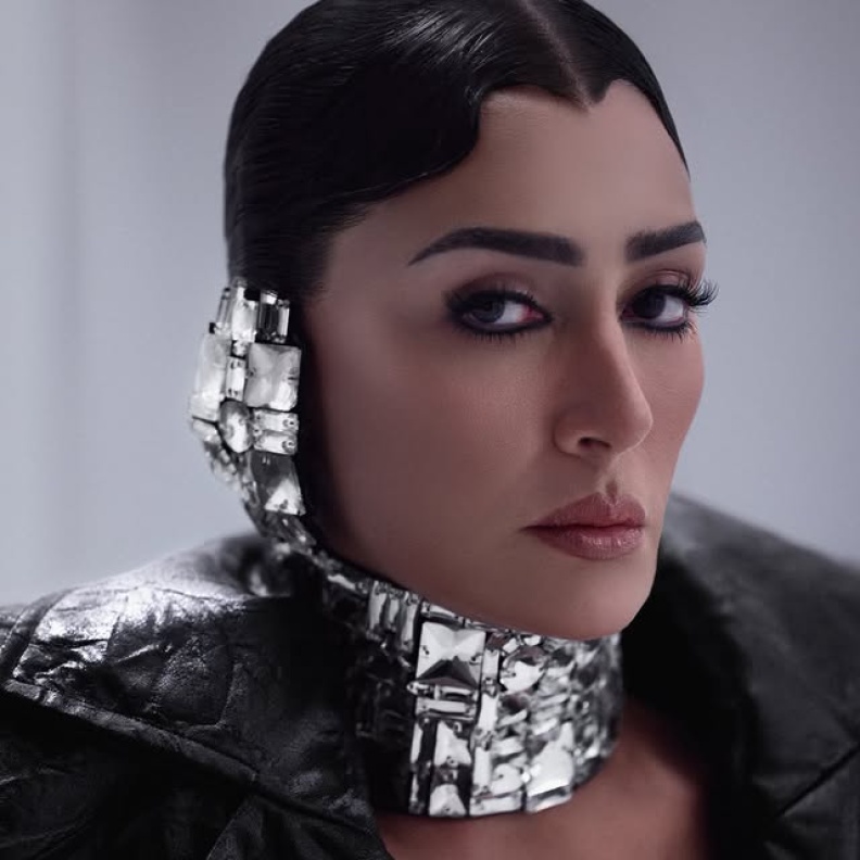 غادة عبد الرازق تكسر قواعد الجمال بإطلالات مستقبلية وجريئة