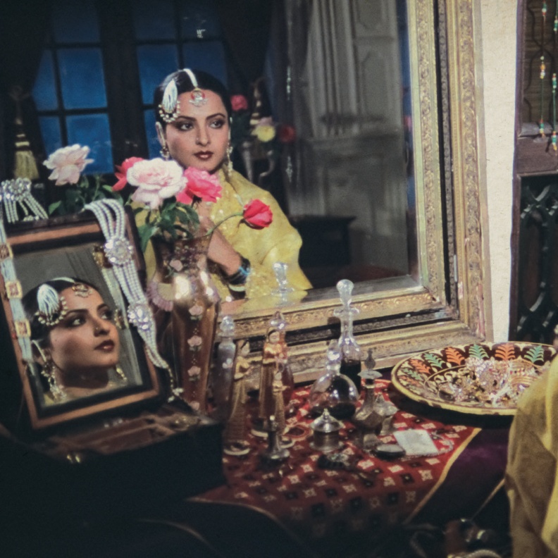 الممثلة الهندية الشهيرة "ريخا جنشا" تشارك في عرض الفيلم الكلاسيكي المُرمم حديثًا "أومراو جان" خلال مهرجان البحر الأحمر السينمائي