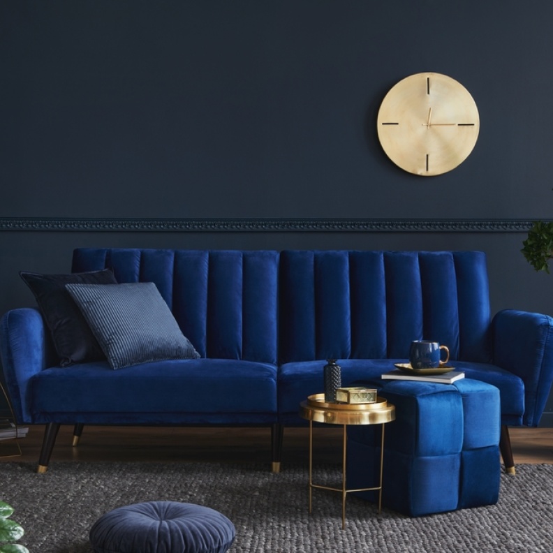 أريكة مخملية بلون حجر الياقوت الأزرق