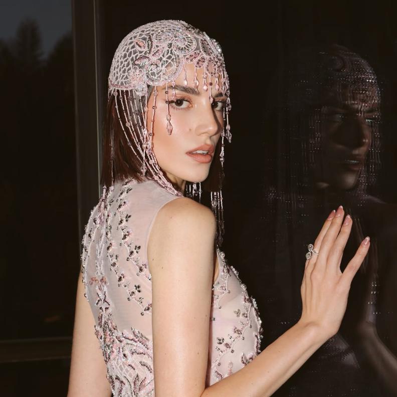 أجمل إطلالات النجمات العرب بأكسسوارات الشعر في حصاد عام 2025