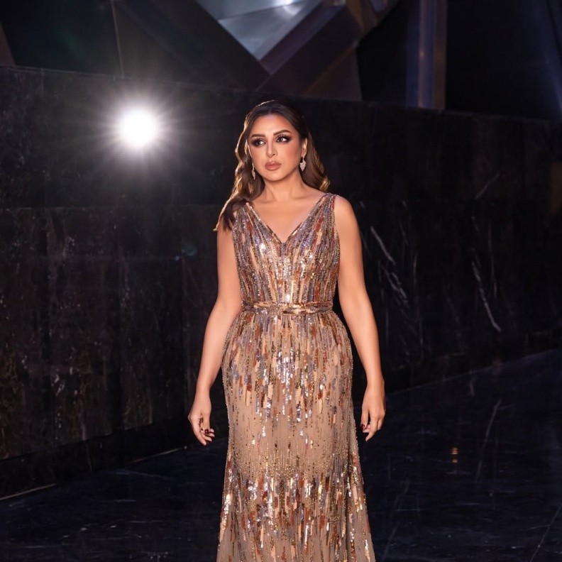 احدث اطلالات النجمات بالفستان الذهبي لسهرات الموسم واحتفالات نهاية العام