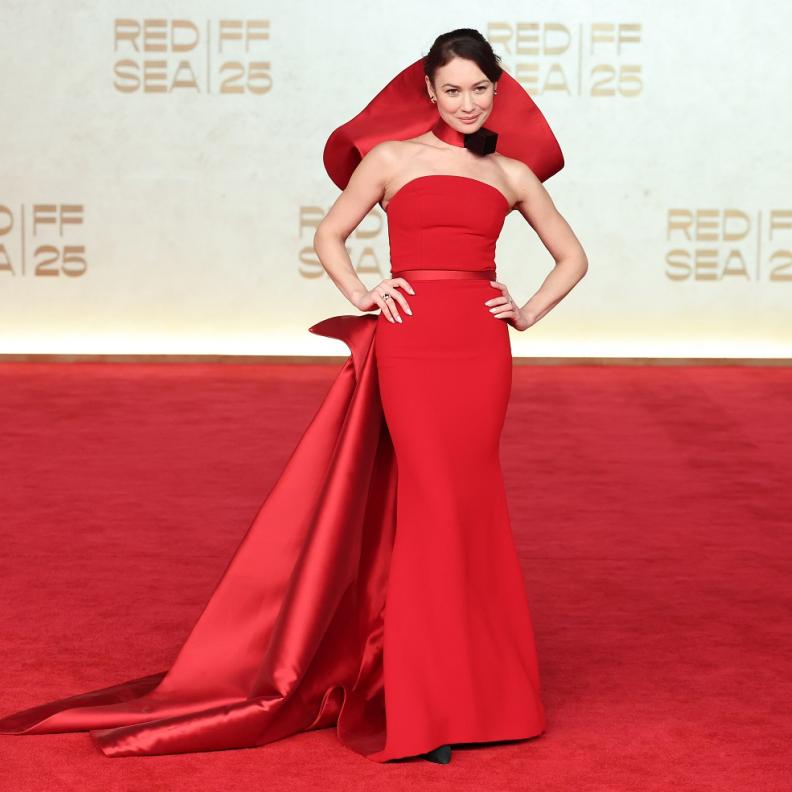 أولجا كوريلنكو بفستان سهرة طويل باللون الأحمر