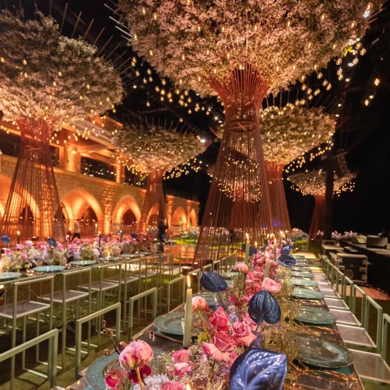 إضاءة فخمة وتفاصيل خيالية في ديكور حفل ما قبل الزفاف