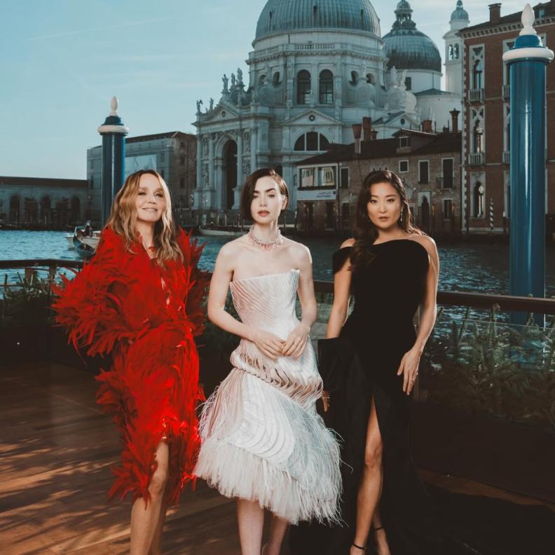 إطلالات نجمات مسلسل Emily in Paris