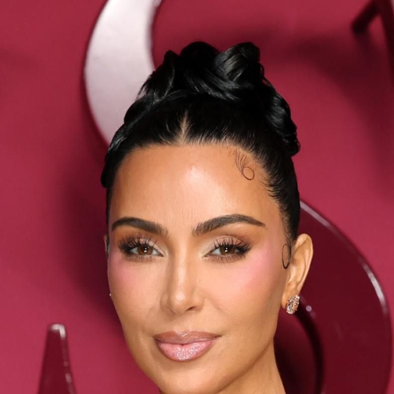 اطلالة Kylie Jenner بتسريحة الشعر المبلل مع الكعكة المنخفضة