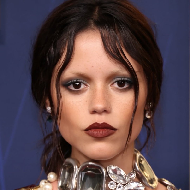 إطلالة Jenna Ortega برسمات المكياج الازرق- الصورة من حساب خبيرة المكياج Melanie Inglessis على انستغرام_1