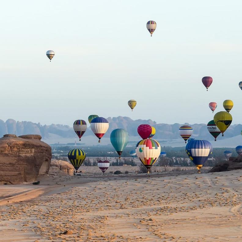 أسرار العُلا كما لم تريها من قبل... دليلك لرحلة منطاد لا تُنسى في سماء العلا