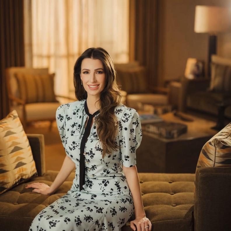 الأميرة رجوة بفستان منقش باكمام قصيرة