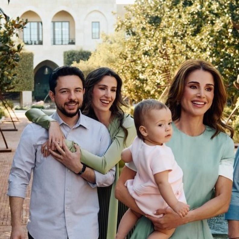 الأميرة رجوة بإطلالة أنيقة ومجوهرات فاخرة في أحدث ظهور رومانسي مع الأمير الحسين