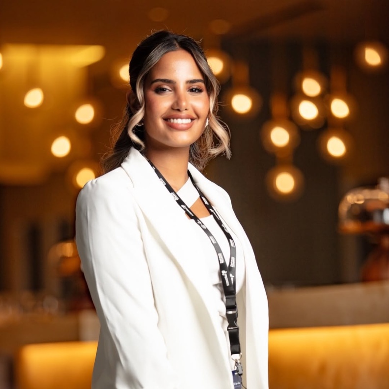 رماس الحازمي مخرجة فيلم أمّهات يبكينَ أيضًا