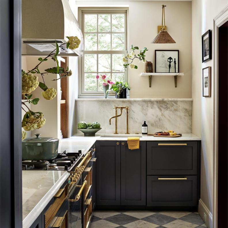 المطبخ الصغير يمكن أن يكون عمليًا وجميلًا إذا صُمِّم بعناية