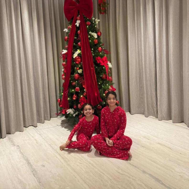 بنات محمد صلاح بدونه في صورة رأس السنة