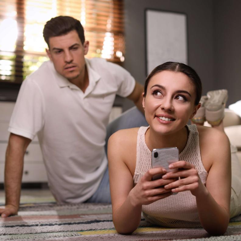 تكرار اختبار الغيرة مع الزوج يهدد استقرار الزواج