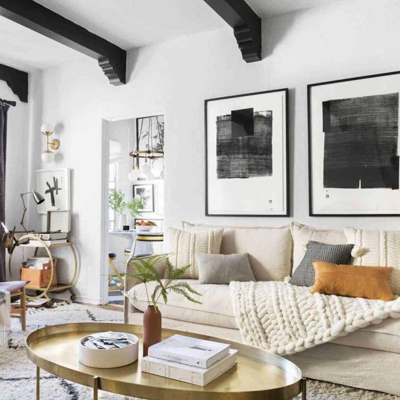 تنسيق الأريكة هو فن حقيقي يحتاج لتنفيذ مجموعة من الخطوات