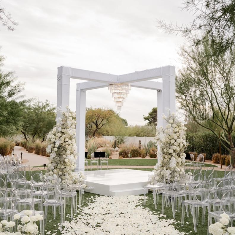 ثيم زفاف باللون الأبيض وسط الطبيعة- الصورة من صفحة BTS Event Management