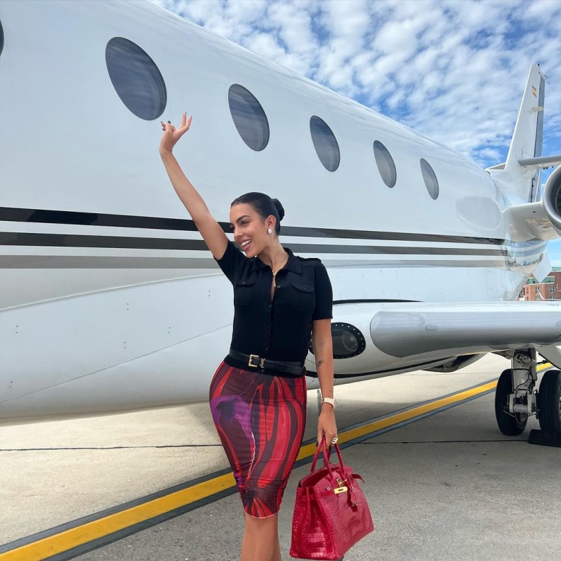 جورجينا رودريغيز تستعرض ذوقها الرفيع بمجوهرات برّاقة داخل طائرتها الخاصة