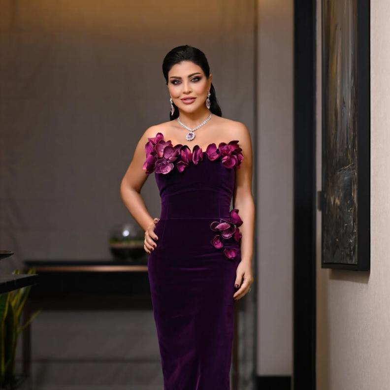 جومانا مراد بفستان مخمل باللون البنفسجي الداكن