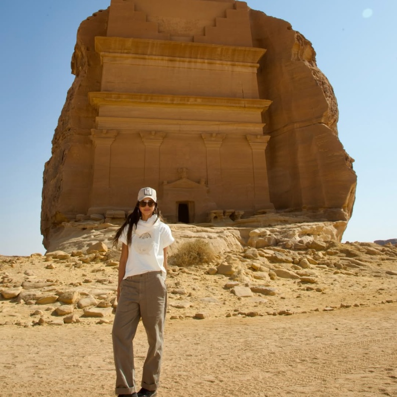 جيسيكا ألبا في منطقة الحِجر