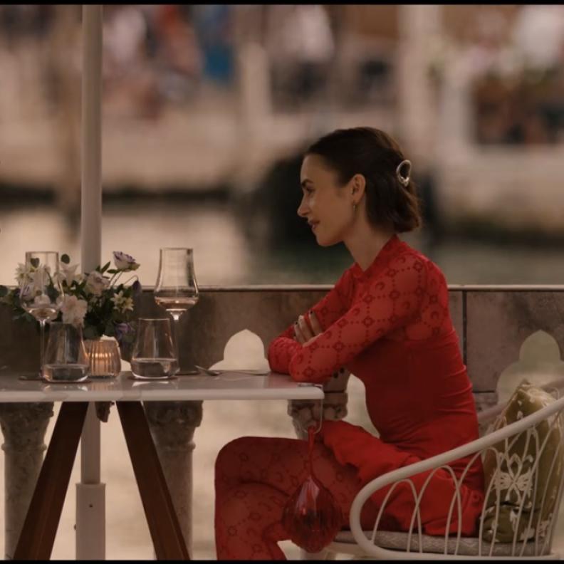 إيميلي بفستان مجسم قصير وحقيبة Alhambra الصلبة