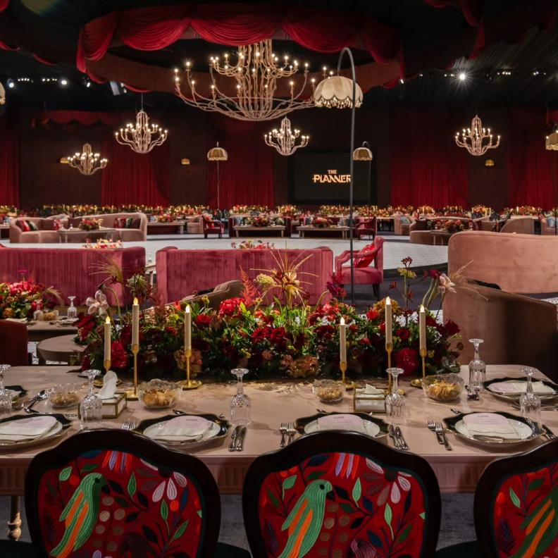 زفاف يدمج بين اللونين الأحمر والزهري