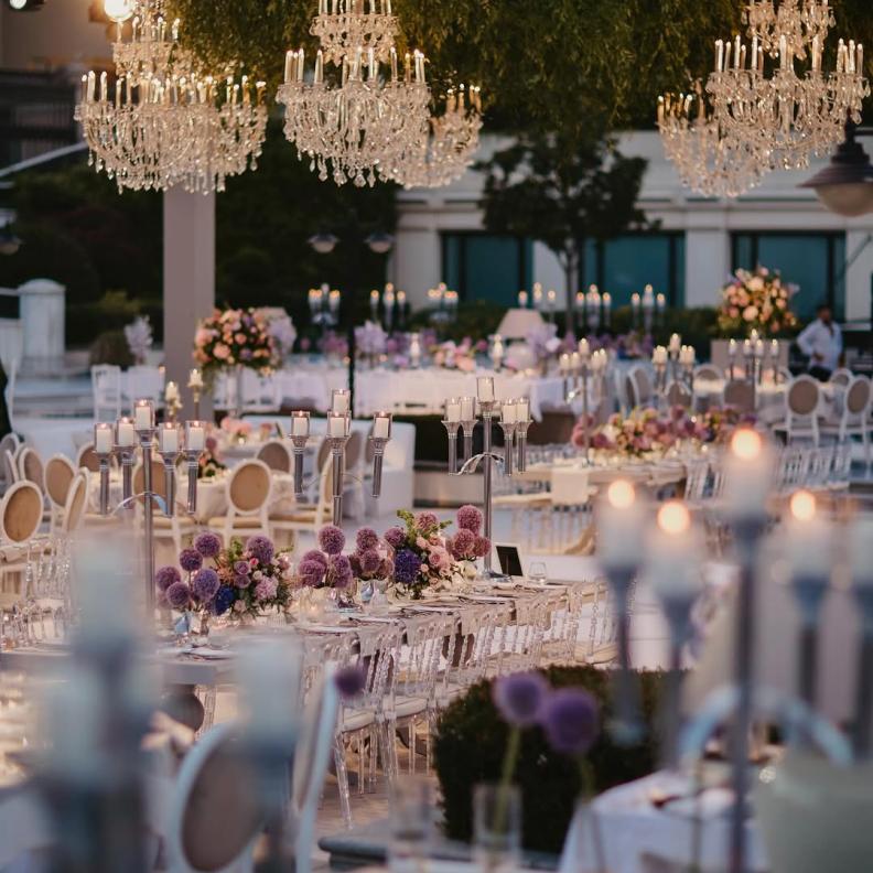 زينة شموع ناعمة على الطاولات- الصورة من صفحة S Design & Events Company