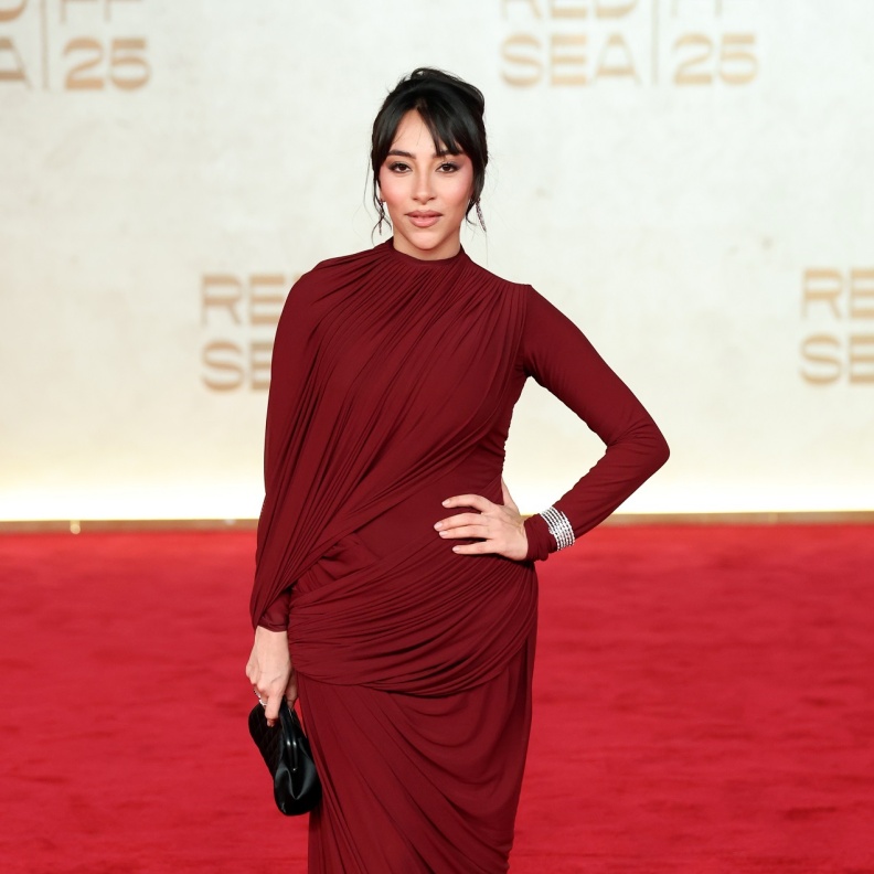 سارة طيبة بفستان سهرة ناعم باللون البرغندي