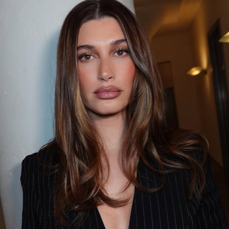 صبغات الشعر البني الكستنائي تعود بقوة عام 2026 بأسلوب النجمات