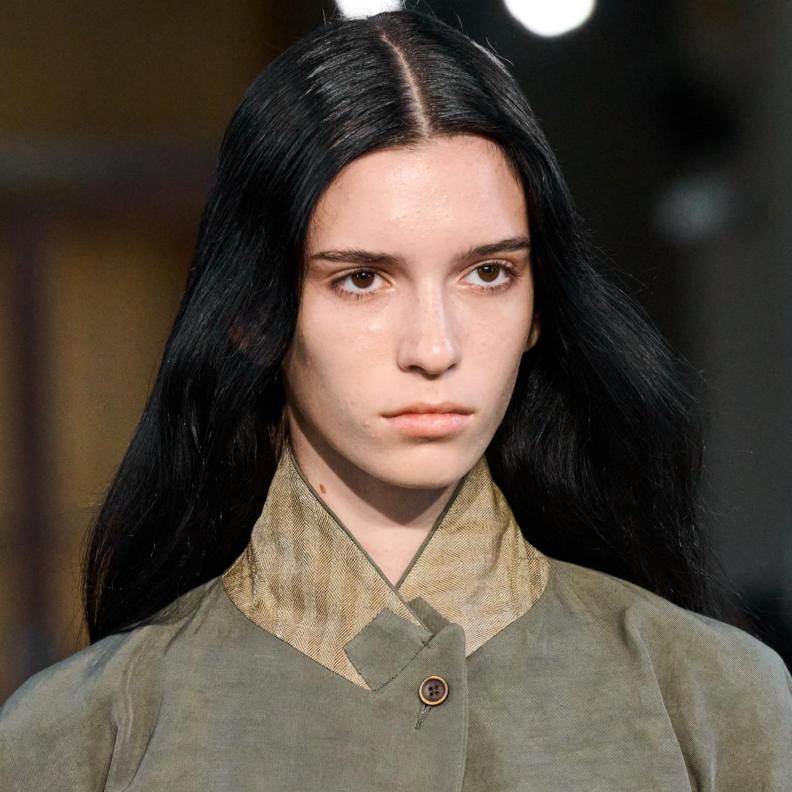 خريطة إنقاذ شتوية باستخدام زيوت الشعر لترطيبه وحمايته من الجفاف حسب نوعه.. اعتمديها