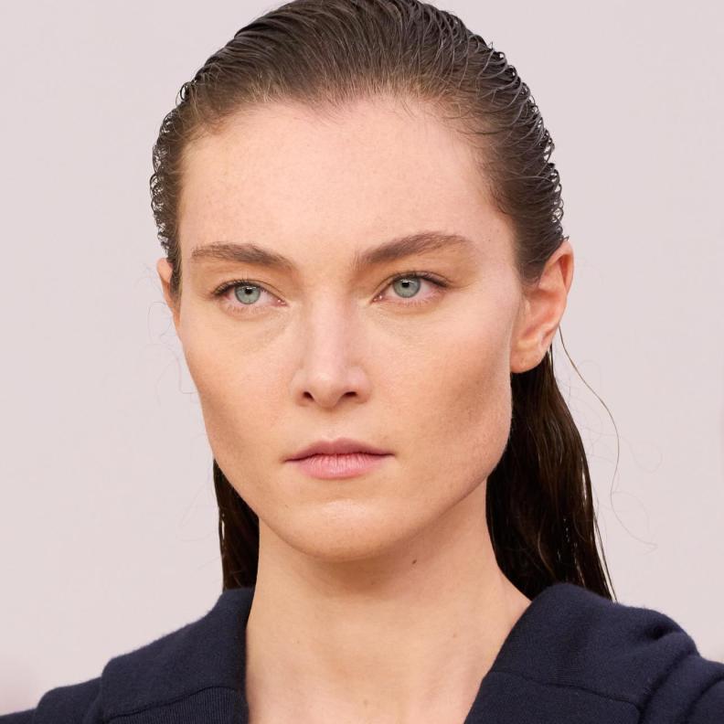 أفضل حمض الهيالورونيك وبدائله الطبيعية لبشرة أكثر إشراقًا حسب نوعها في عامكِ الجديد