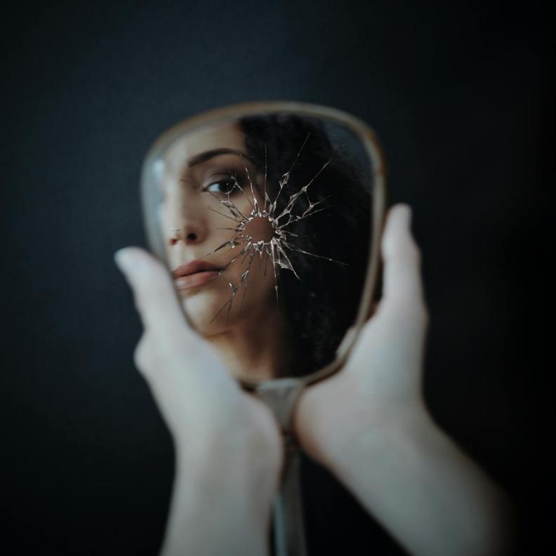 كسر المرايا المشوهة مع بداية 2026 كيف تتحدى المرأة الصور النمطية عن نفسها؟