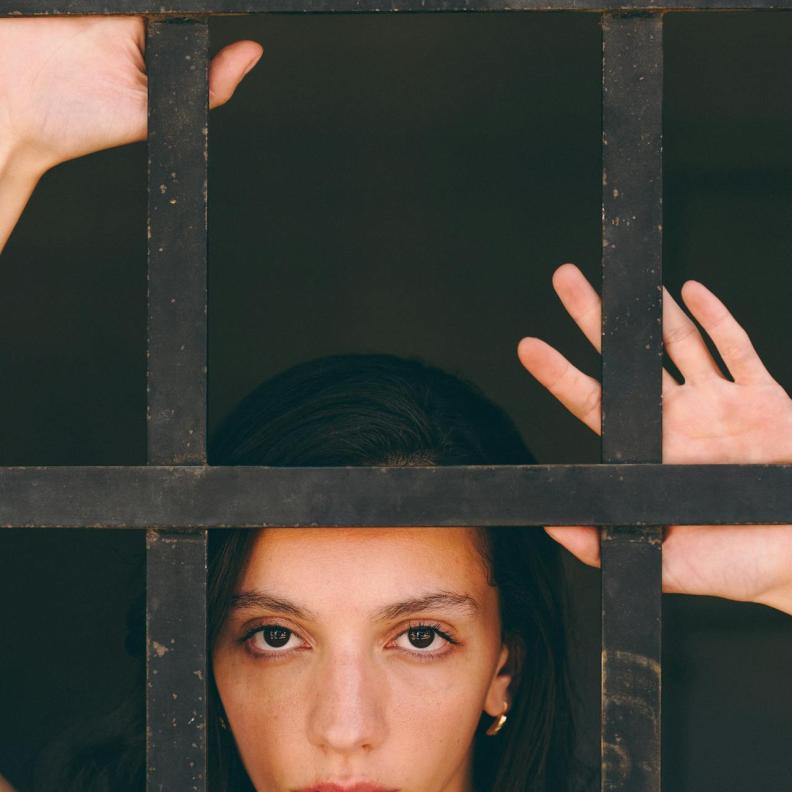 متلازمة المحتال سجّانكِ الداخلي الذي يُعيق نجاحاتكِ.. تحرّري منه بهذه الأساليب الفعالة