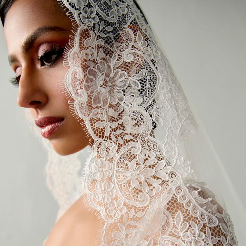 طرحة بتطريزات الورود من جاستين ألكساندر