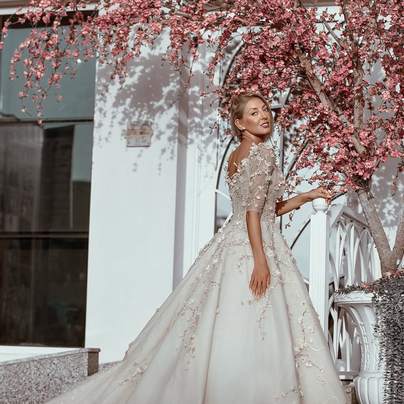 فستان زفاف منى المنصوري بحس شاعري رقيق